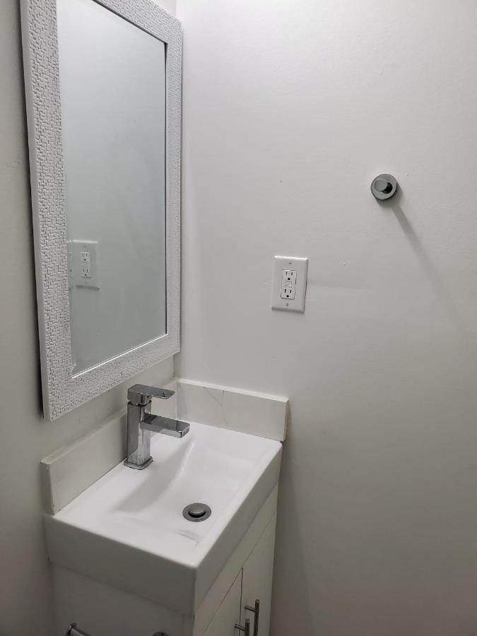 Maxwell Esabu Apartment Toronto Exterior photo